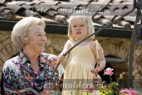 Tavarnelle 6 juli 2006
Koningin Beatrix met Prinses Maxima Prins Willem Alexander Amalia en Alexia tijdens fotomoment op vakantie.