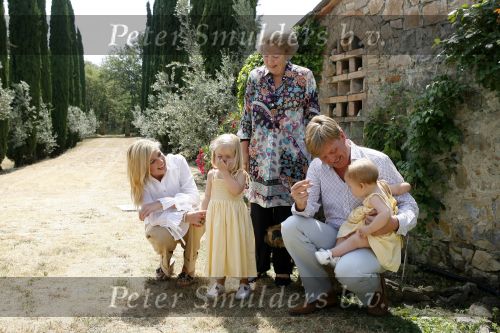Tavarnelle 6 juli 2006
Koningin Beatrix met Prinses Maxima Prins Willem Alexander Amalia en Alexia tijdens fotomoment op vakantie. Mastino Napolitana