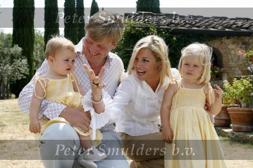 Tavarnelle 6 juli 2006
Koningin Beatrix met Prinses Maxima Prins Willem Alexander Amalia en Alexia tijdens fotomoment op vakantie.