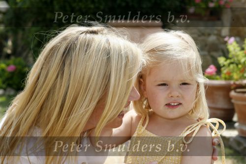 Tavarnelle 6 juli 2006
Koningin Beatrix met Prinses Maxima Prins Willem Alexander Amalia en Alexia tijdens fotomoment op vakantie.