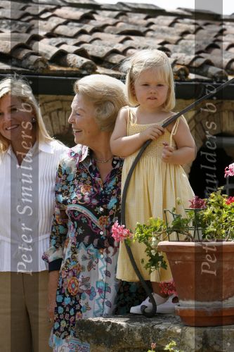 Tavarnelle 6 juli 2006
Koningin Beatrix met Prinses Maxima Prins Willem Alexander Amalia en Alexia tijdens fotomoment op vakantie.