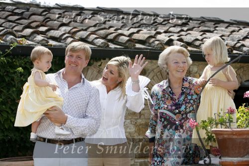Tavarnelle 6 juli 2006
Koningin Beatrix met Prinses Maxima Prins Willem Alexander Amalia en Alexia tijdens fotomoment op vakantie.