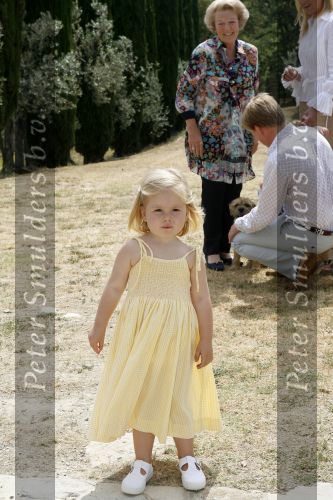 Tavarnelle 6 juli 2006
Koningin Beatrix met Prinses Maxima Prins Willem Alexander Amalia en Alexia tijdens fotomoment op vakantie.