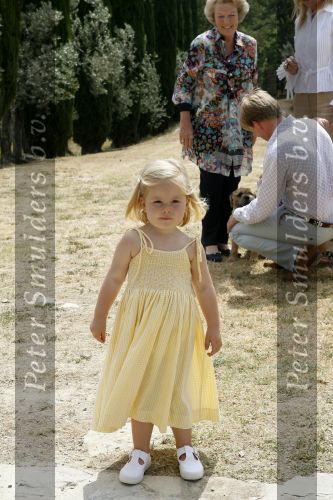 Tavarnelle 6 juli 2006
Koningin Beatrix met Prinses Maxima Prins Willem Alexander Amalia en Alexia tijdens fotomoment op vakantie.