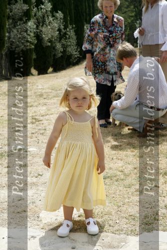 Tavarnelle 6 juli 2006
Koningin Beatrix met Prinses Maxima Prins Willem Alexander Amalia en Alexia tijdens fotomoment op vakantie.