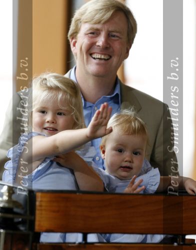 Apeldoorn 18 augustus 2006
Fotosessie Koningin Beatrix met Maxima Prins Willem Alexander Amalia Alexia en zijne keizerlijke hoogheden van japan Prins Naruhito Prinses Masako en hun dochtertje Aiko bij paleis het Loo.