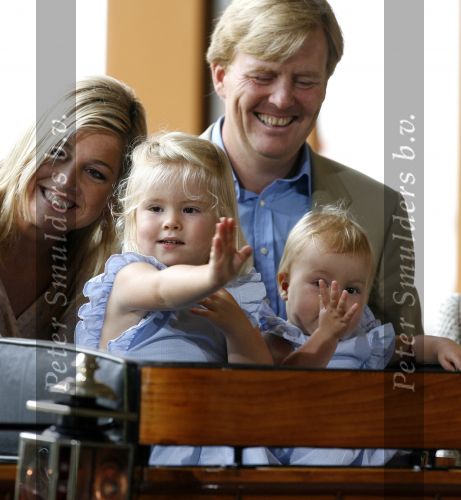 Apeldoorn 18 augustus 2006
Fotosessie Koningin Beatrix met Maxima Prins Willem Alexander Amalia Alexia en zijne keizerlijke hoogheden van japan Prins Naruhito Prinses Masako en hun dochtertje Aiko bij paleis het Loo.