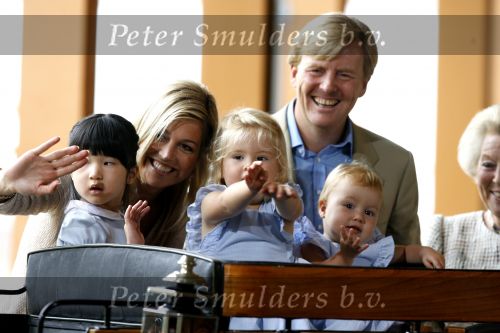 Apeldoorn 18 augustus 2006
Fotosessie Koningin Beatrix met Maxima Prins Willem Alexander Amalia Alexia en zijne keizerlijke hoogheden van japan Prins Naruhito Prinses Masako en hun dochtertje Aiko bij paleis het Loo.