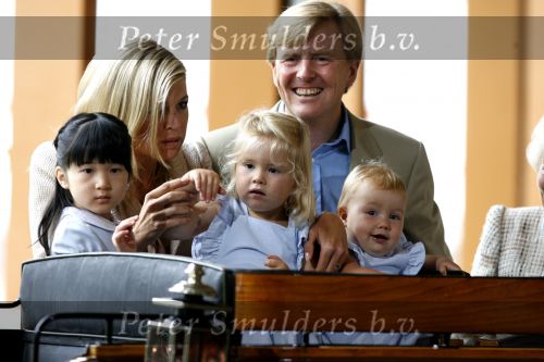 Apeldoorn 18 augustus 2006
Fotosessie Koningin Beatrix met Maxima Prins Willem Alexander Amalia Alexia en zijne keizerlijke hoogheden van japan Prins Naruhito Prinses Masako en hun dochtertje Aiko bij paleis het Loo.