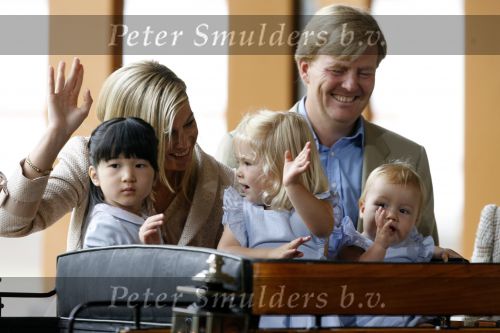Apeldoorn 18 augustus 2006
Fotosessie Koningin Beatrix met Maxima Prins Willem Alexander Amalia Alexia en zijne keizerlijke hoogheden van japan Prins Naruhito Prinses Masako en hun dochtertje Aiko bij paleis het Loo.