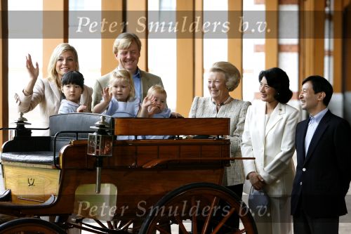 Apeldoorn 18 augustus 2006
Fotosessie Koningin Beatrix met Maxima Prins Willem Alexander Amalia Alexia en zijne keizerlijke hoogheden van japan Prins Naruhito Prinses Masako en hun dochtertje Aiko bij paleis het Loo.