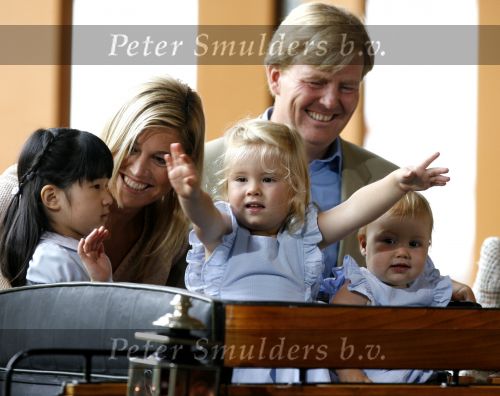 Apeldoorn 18 augustus 2006
Fotosessie Koningin Beatrix met Maxima Prins Willem Alexander Amalia Alexia en zijne keizerlijke hoogheden van japan Prins Naruhito Prinses Masako en hun dochtertje Aiko bij paleis het Loo.