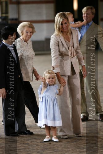 Apeldoorn 18 augustus 2006
Fotosessie Koningin Beatrix Prins Willem Alexander Maxima Amalia Alexia en hunne keizerlijke hoogheden Prins Naruhito prinses Masako en Prinses Aiko van japan op paleis het Loo
