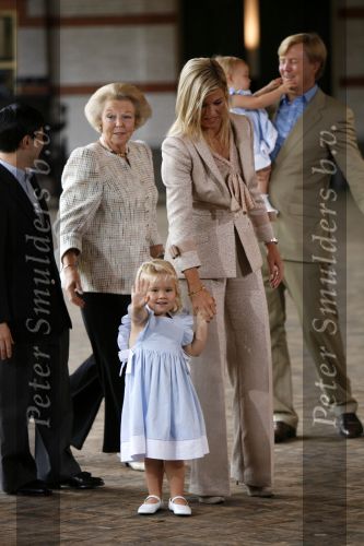 Apeldoorn 18 augustus 2006
Fotosessie Koningin Beatrix Prins Willem Alexander Maxima Amalia Alexia en hunne keizerlijke hoogheden Prins Naruhito prinses Masako en Prinses Aiko van japan op paleis het Loo