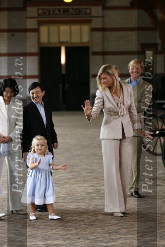 Apeldoorn 18 augustus 2006
Fotosessie Koningin Beatrix Prins Willem Alexander Maxima Amalia Alexia en hunne keizerlijke hoogheden Prins Naruhito prinses Masako en Prinses Aiko van japan op paleis het Loo