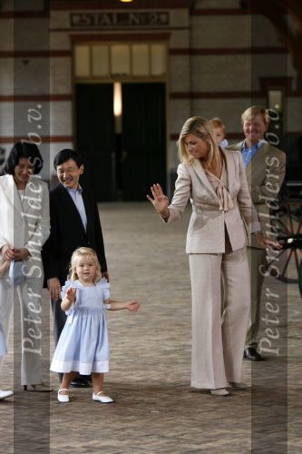 Apeldoorn 18 augustus 2006
Fotosessie Koningin Beatrix Prins Willem Alexander Maxima Amalia Alexia en hunne keizerlijke hoogheden Prins Naruhito prinses Masako en Prinses Aiko van japan op paleis het Loo