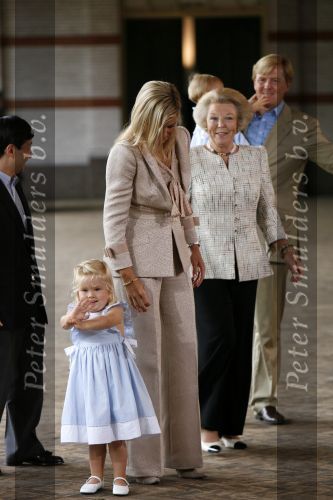 Apeldoorn 18 augustus 2006
Fotosessie Koningin Beatrix Prins Willem Alexander Maxima Amalia Alexia en hunne keizerlijke hoogheden Prins Naruhito prinses Masako en Prinses Aiko van japan op paleis het Loo