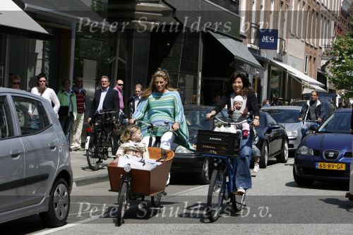 Amsterdam 3 juni 2006
Amanda Krabbe met Yasmijn  en Danielle Overgaag met Fiene op bakfiets in de pc hooftstraat
Peter Smulders bv
