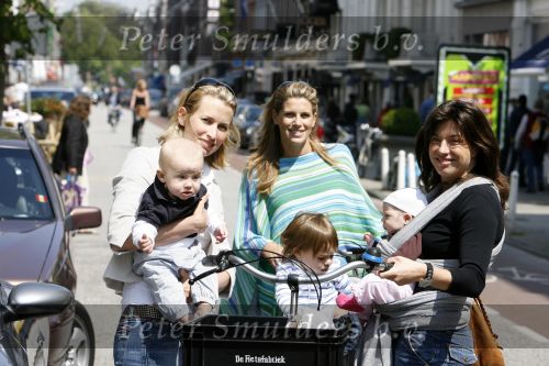 Amsterdam 3 juni 2006
Amanda Krabbe met Yasmijn Anouk Smulders met Max en Danielle Overgaag met Fiene op de pc hooftstraat
Peter Smulders bv