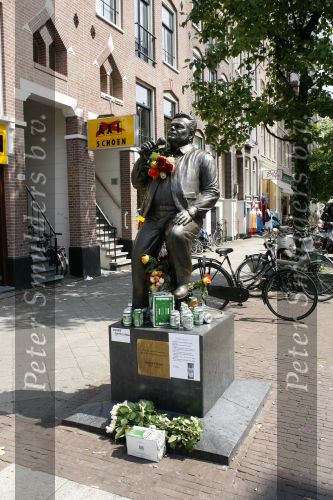 Amsterdam 30 juni 2006
Beeld Andre hazes met rozen op zijn verjaardag.
Peter Smulders bv