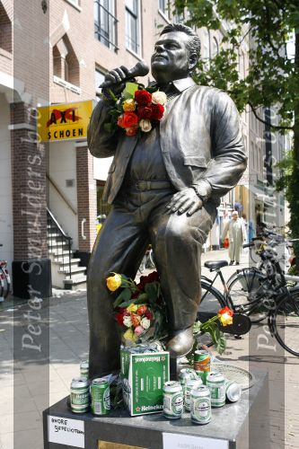 Amsterdam 30 juni 2006
Beeld Andre hazes met rozen op zijn verjaardag.
Peter Smulders bv
