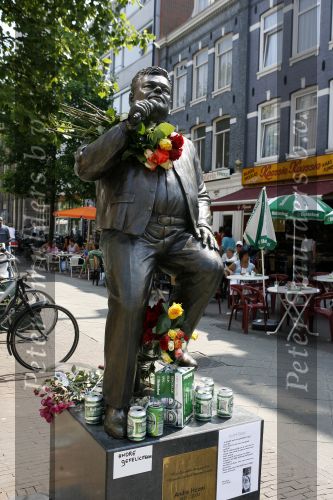 Amsterdam 30 juni 2006
Beeld Andre hazes met rozen op zijn verjaardag.
Peter Smulders bv