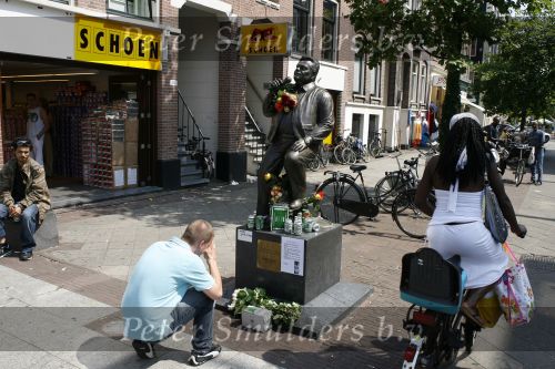 Amsterdam 30 juni 2006
Beeld Andre hazes met rozen op zijn verjaardag.
Peter Smulders bv