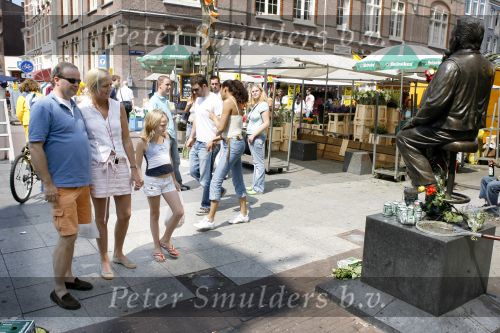 Amsterdam 30 juni 2006
Beeld Andre hazes met rozen op zijn verjaardag.
Peter Smulders bv
