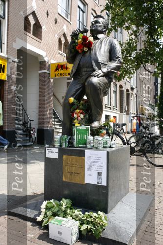 Amsterdam 30 juni 2006
Beeld Andre hazes met rozen op zijn verjaardag.
Peter Smulders bv