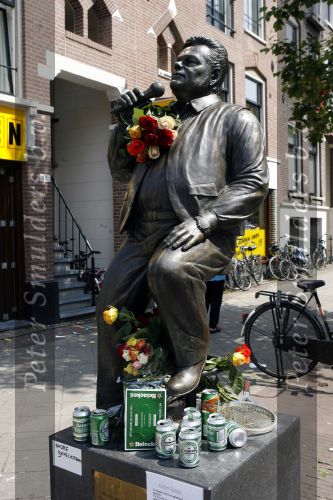 Amsterdam 30 juni 2006
Beeld Andre hazes met rozen op zijn verjaardag.
Peter Smulders bv