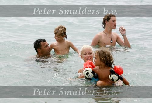 Ibiza 27 juli 2006
Angela Kluivert met haar zoons Justin en Ruben  op Ibiza.  Ruud Gullit