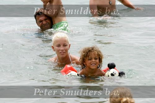 Ibiza 27 juli 2006
Angela Kluivert met haar zoons Justin en Ruben  op Ibiza.  
Peter Smulders bv