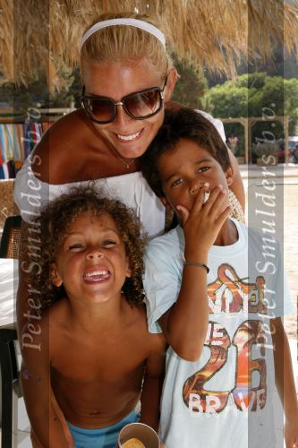 Ibiza 27 juli 2006
Angela Kluivert met haar zoons Justin en Ruben  op Ibiza.