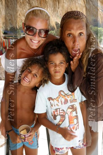 Ibiza 27 juli 2006
Angela Kluivert met haar zoons Justin en Ruben  op Ibiza.  Angela en patty brard