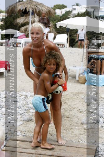 Ibiza 27 juli 2006
Angela Kluivert met haar zoons Justin en Ruben  op Ibiza.