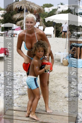 Ibiza 27 juli 2006
Angela Kluivert met haar zoons Justin en Ruben  op Ibiza.