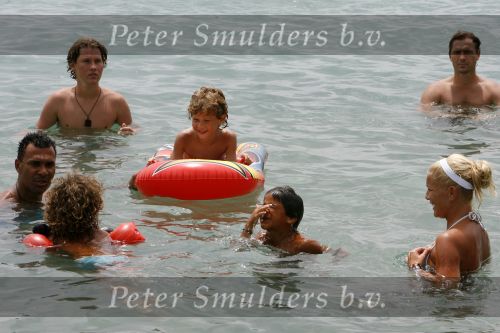 Ibiza 27 juli 2006
Angela Kluivert met haar zoons Justin en Ruben  op Ibiza.  Ruud Gullit