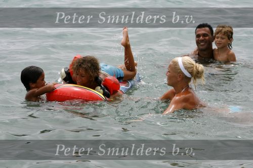 Ibiza 27 juli 2006
Angela Kluivert met haar zoons Justin en Ruben  op Ibiza.  Ruud Gullit