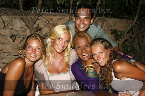 Ibiza 28 juli 2006
Patty Brard Robert halewijn Angela Kluivert met zus en een vriendin op  Ibiza.