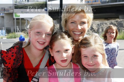 Amsterdam 15 juli 2006
Premiere K3 in pathe arena.
Anita Witsier met dochter(m) en 2 vriendinnetjes