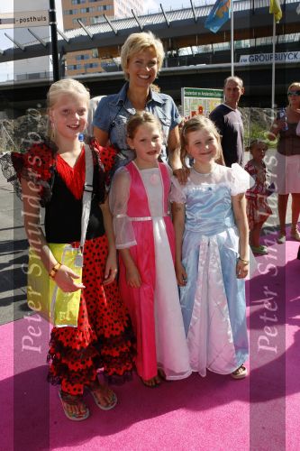 Amsterdam 15 juli 2006
Premiere K3 in pathe arena.
Anita Witsier met dochter(m) en 2 vriendinnetjes