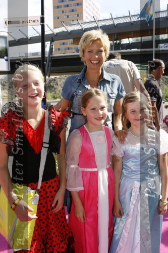 Amsterdam 15 juli 2006
Premiere K3 in pathe arena.
Anita Witsier met dochter(m) en 2 vriendinnetjes