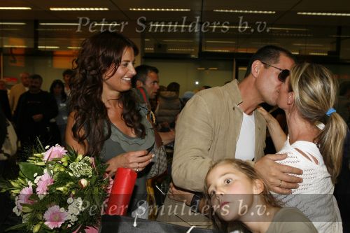 Schiphol 4 juni 2006
Mariska Hulscher en haar man Arie Schouwenaar arriveren een dag na hun trouwerij op schiphol met hun kinderen. Annemiek Verdoorn 
Peter Smulders bv
