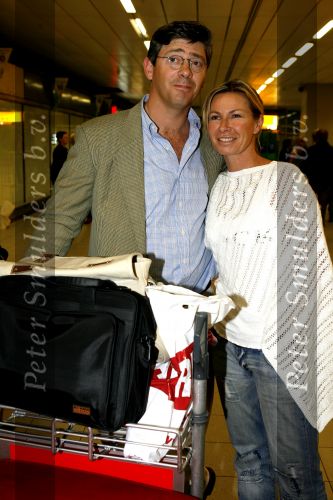 Schiphol 4 juni 2006
Mariska Hulscher en haar man Arie Schouwenaar arriveren een dag na hun trouwerij op schiphol met hun kinderen. Annemiek Verdoorn met haar man
Peter Smulders bv