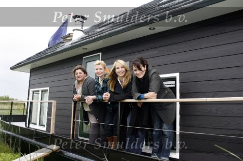 Muiderberg 31 mei 2006
Linda de Mol, Annette Malherbe Tjitske Reidinga  en Susan Visser  (Gooische vrouwen)op woonark in natuurreservaat Naardermeer tegen aanleg A6
Peter Smulders bv