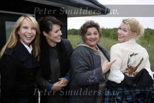 Muiderberg 31 mei 2006
Linda de Mol, Annette Malherbe Tjitske Reidinga  en Susan Visser  (Gooische vrouwen)op woonark in natuurreservaat Naardermeer tegen aanleg A6