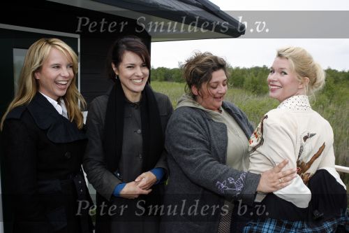 Muiderberg 31 mei 2006
Linda de Mol, Annette Malherbe Tjitske Reidinga  en Susan Visser  (Gooische vrouwen)op woonark in natuurreservaat Naardermeer tegen aanleg A6
Peter Smulders bv