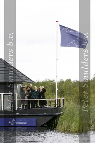 Muiderberg 31 mei 2006
Linda de Mol, Annette Malherbe Tjitske Reidinga  en Susan Visser  (Gooische vrouwen)op woonark in natuurreservaat Naardermeer tegen aanleg A6
Peter Smulders bv