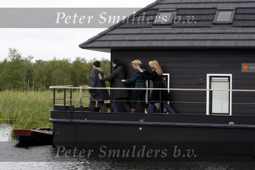 Muiderberg 31 mei 2006
Linda de Mol, Annette Malherbe Tjitske Reidinga  en Susan Visser  (Gooische vrouwen)op woonark in natuurreservaat Naardermeer tegen aanleg A6
Peter Smulders bv