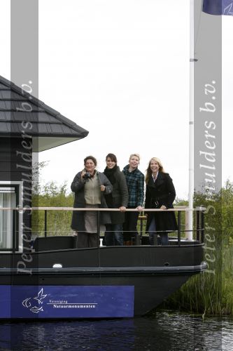 Muiderberg 31 mei 2006
Linda de Mol, Annette Malherbe Tjitske Reidinga  en Susan Visser  (Gooische vrouwen)op woonark in natuurreservaat Naardermeer tegen aanleg A6
Peter Smulders bv